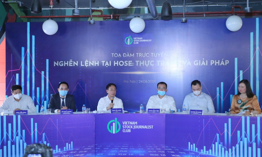 Ông Trần Văn Dũng, Chủ tịch Uỷ ban Chứng khoán Nhà nước phát  biểu tại Toạ đàm.
