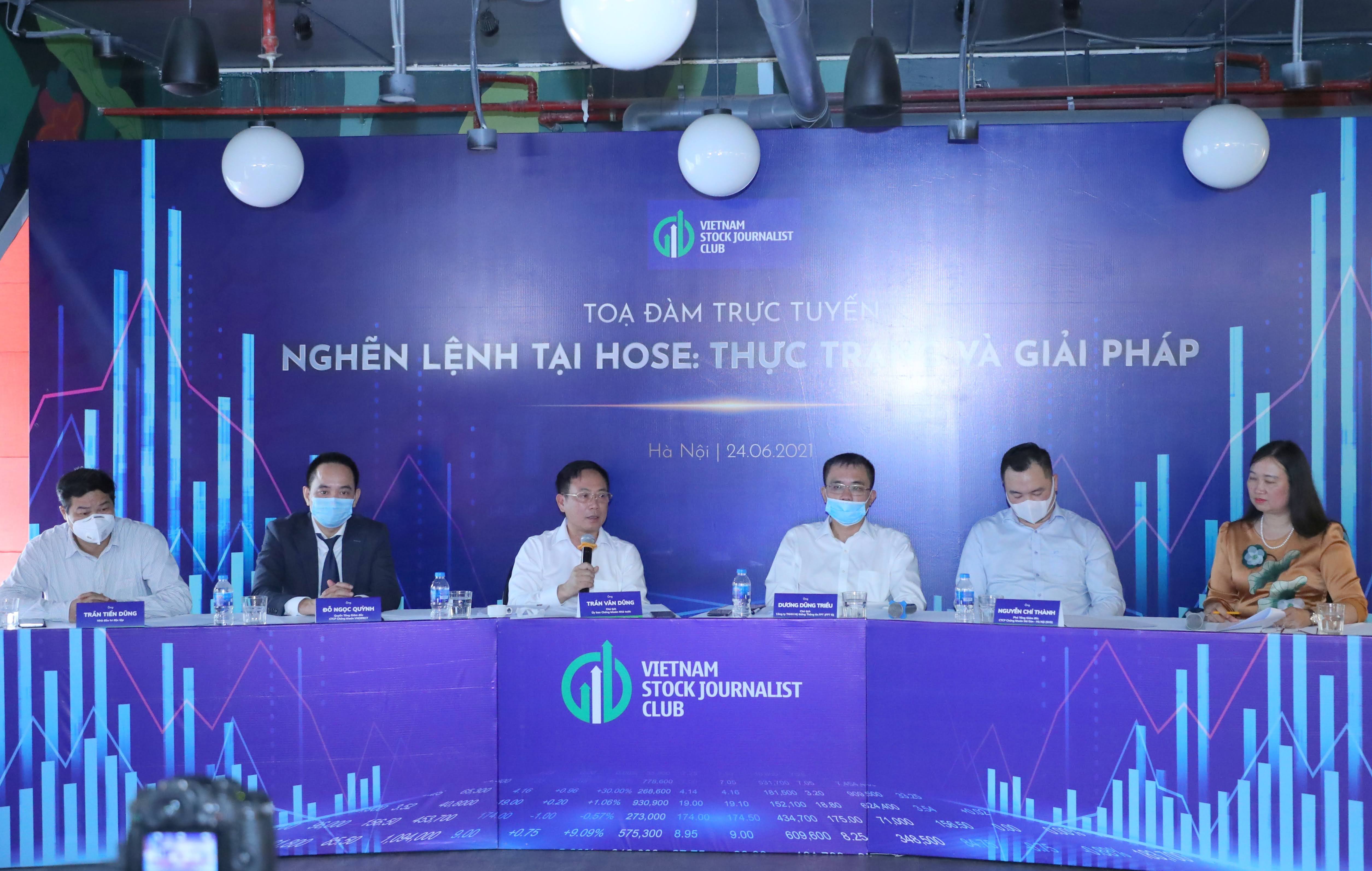 Ông Trần Văn Dũng, Chủ tịch Uỷ ban Chứng khoán Nhà nước phát  biểu tại Toạ đàm.