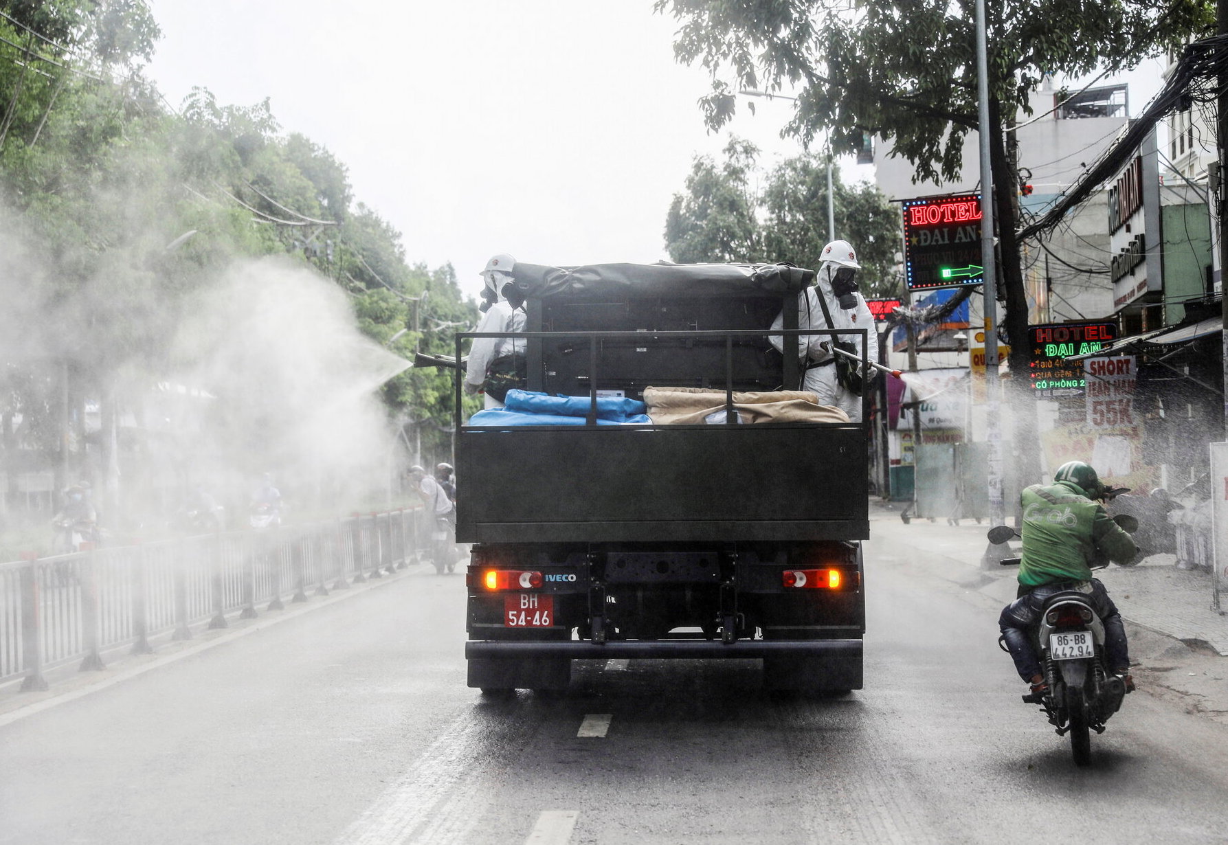 Xe phun thuốc khử trùng tại Tp.HCM ngày 1/6 - Ảnh: Reuters