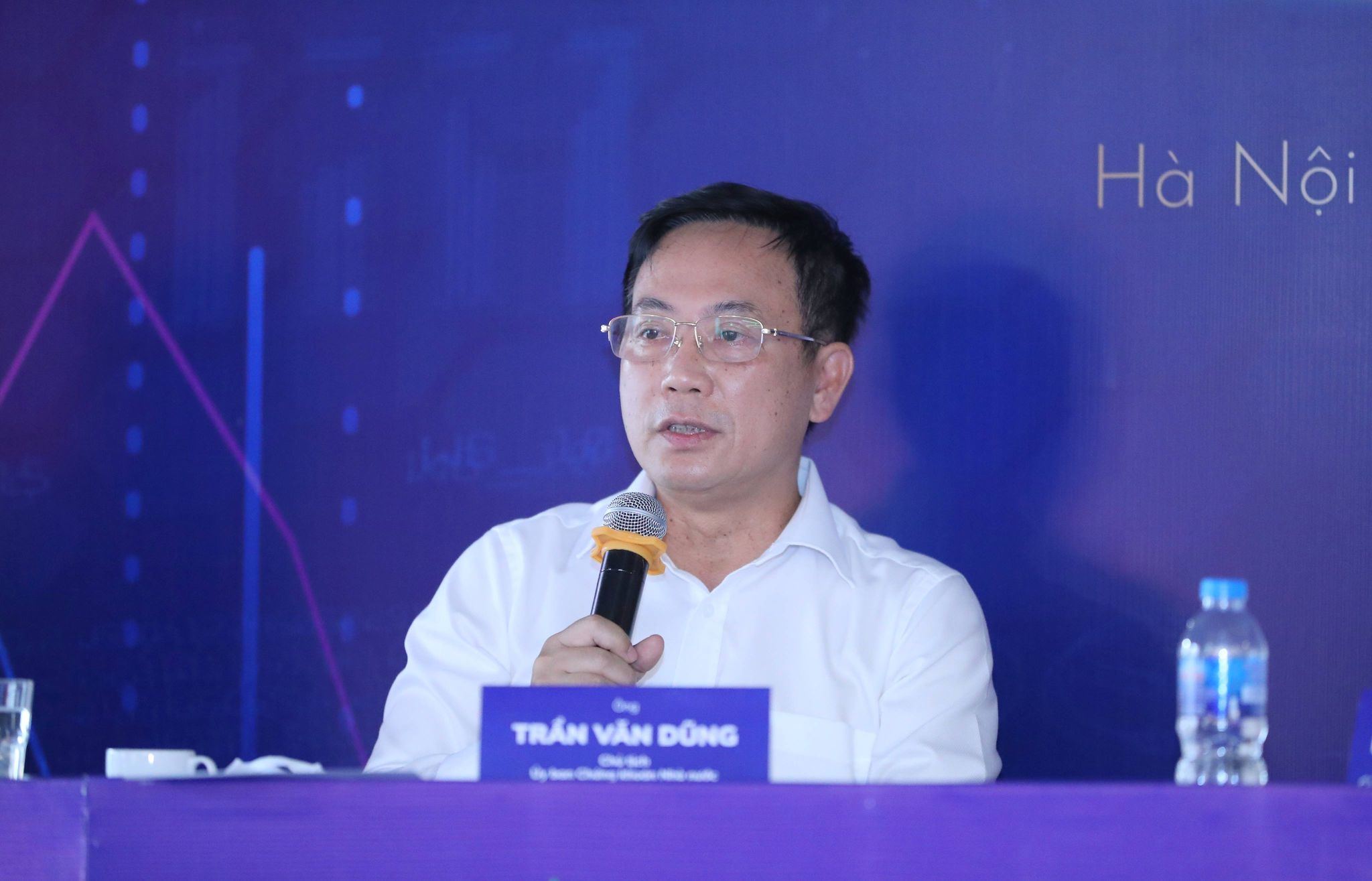 Ông  Trần Văn  Dũng, Chủ tịch Uỷ ban Chứng khoán nhà nước.