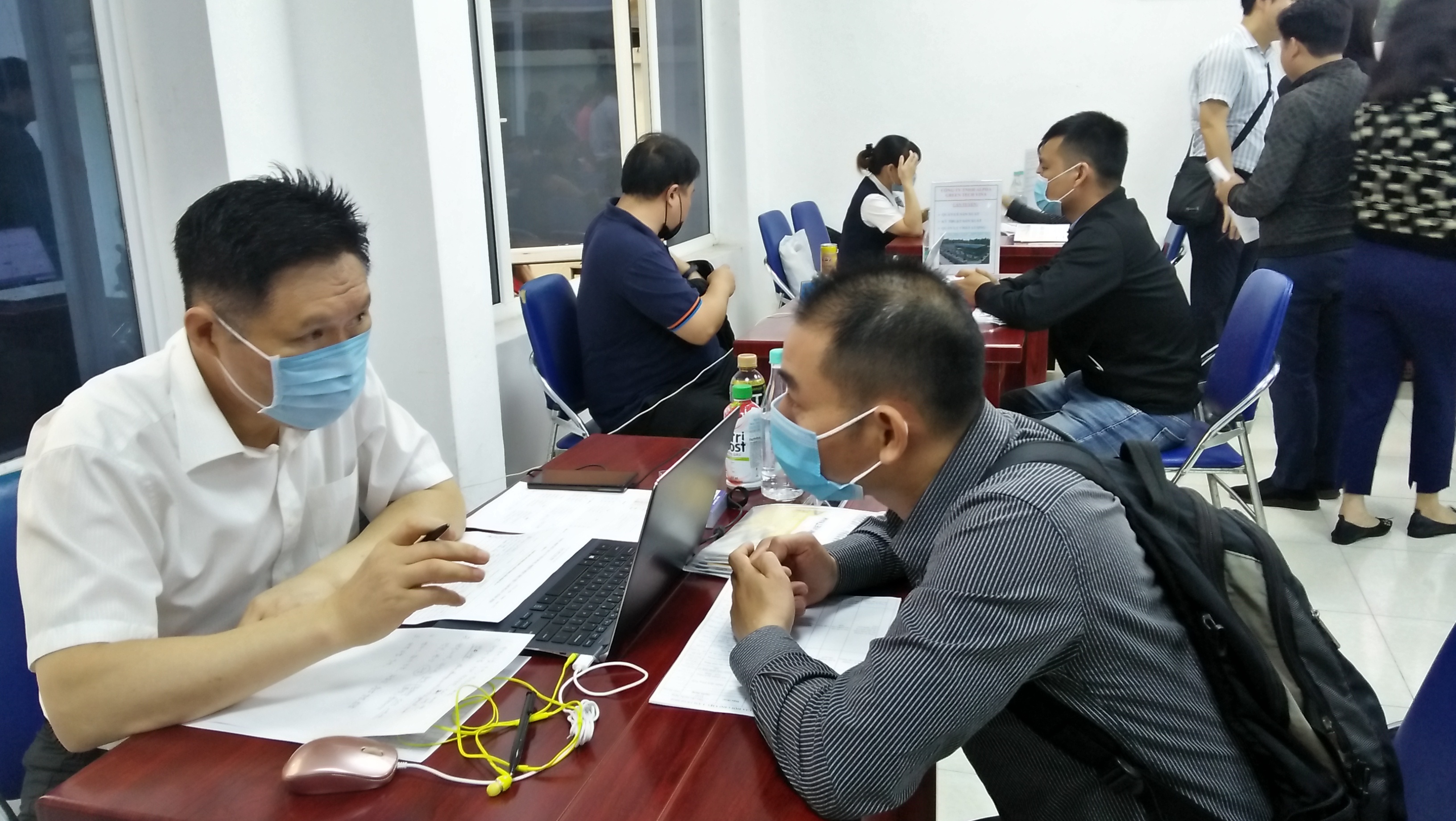 Người lao động đăng ký tìm việc tại một trung tâm dịch vụ việc làm tại Hà Nội. Ảnh - N.Dương. 