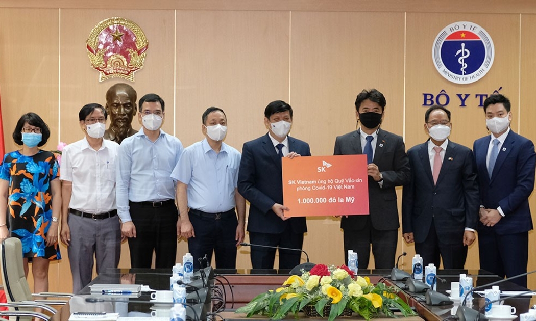 Bộ trưởng Bộ Y tế nhận ủng hộ 1 triệu USD vào Quỹ vaccinen phòng, chống Covid-19 của Tập đoàn SK.