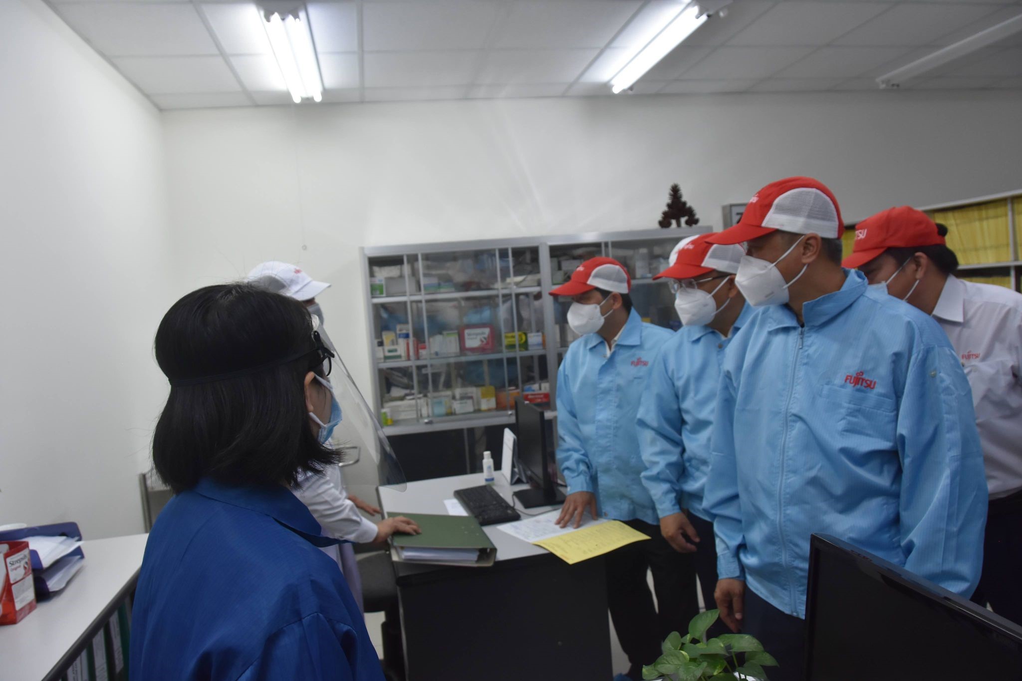Thứ trưởng Bộ Y tế Nguyễn Trường Sơn kiểm tra công tác phòng, chống dịch tại Công ty Fujitsu.