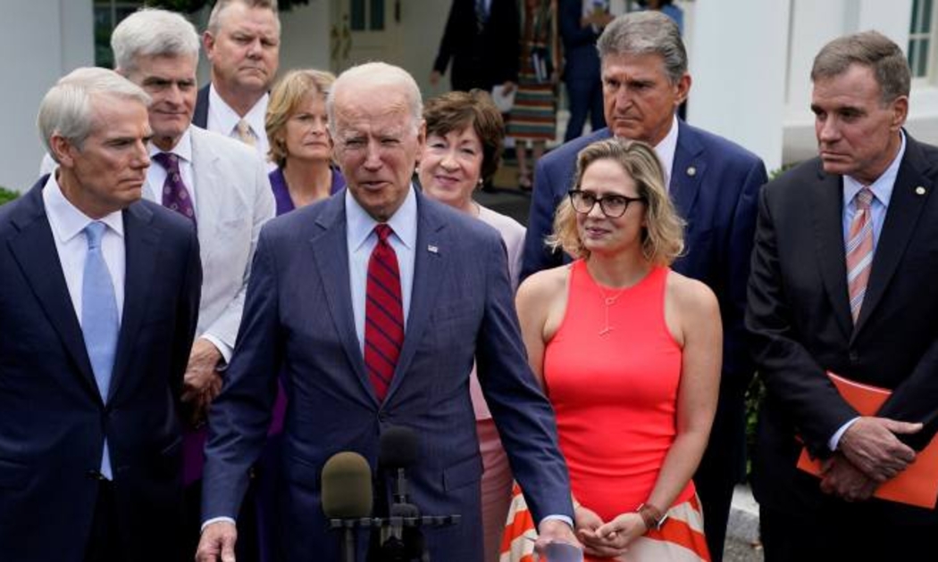 Tổng thống Mỹ Joe Biden (giữa) công bố về thoả thuận hạ tầng 1 nghìn tỷ USD tại Nhà Trắng ngày 24/6 - Ảnh: AP.
