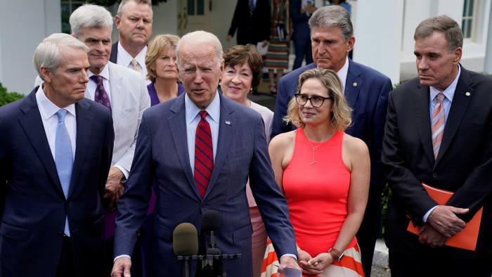 Tổng thống Mỹ Joe Biden (giữa) công bố về thoả thuận hạ tầng 1 nghìn tỷ USD tại Nhà Trắng ngày 24/6 - Ảnh: AP.