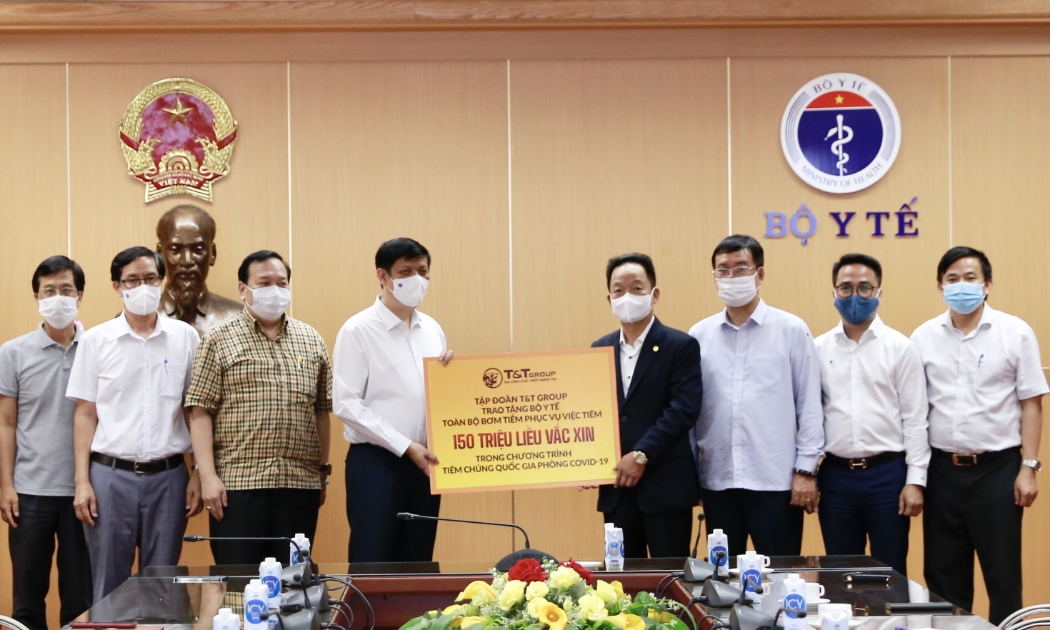 Ông Đỗ Quang Hiển, Chủ tịch Hội đồng Quản trị kiêm Tổng giám đốc Tập đoàn T&T Group trao tặng toàn bộ bơm kim tiêm phục vụ chiến dịch tiêm 150 triệu liều vắc xin phòng Covid-19 cho GS.TS Nguyễn Thanh Long, Bộ trưởng Bộ Y tế.
