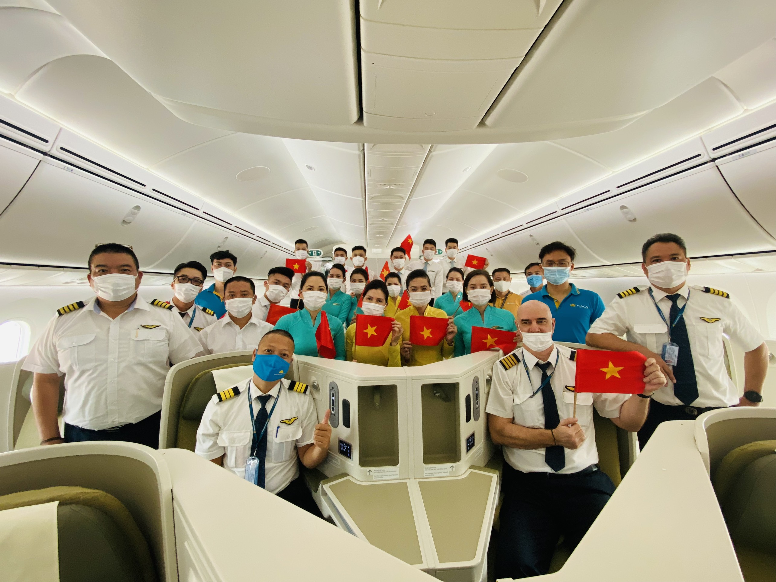 Phi hành đoàn thực hiện chuyến bay lên đến gần 30 người.