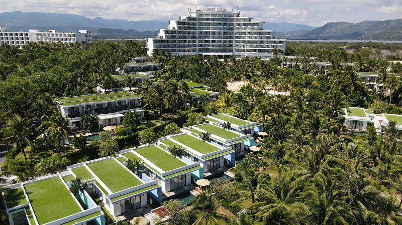 Cam Ranh Riviera nổi bật với sắc xanh bất tận và hoa cỏ rực rỡ sắc màu.