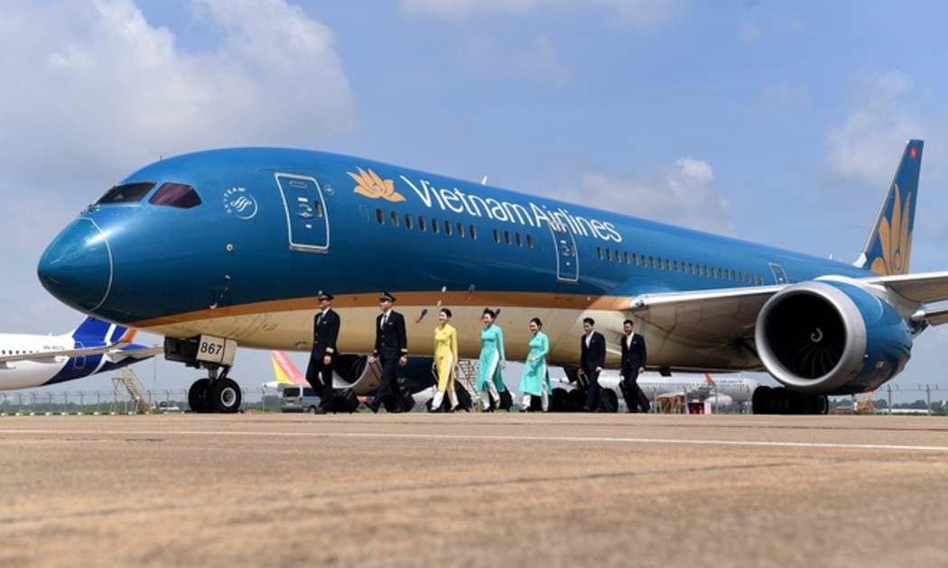 Với các khoản lỗ kũy kế và nợ quá hạn, Vietnam Airlines đang đứng bên bờ vực phá sản.