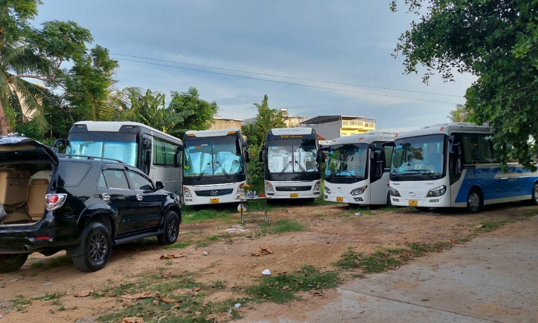 Các xe khách thuộc Công ty xe Du lịch Thành An (Khánh Hòa) đã về nằm yên tại bến bãi để chờ thông báo mới.