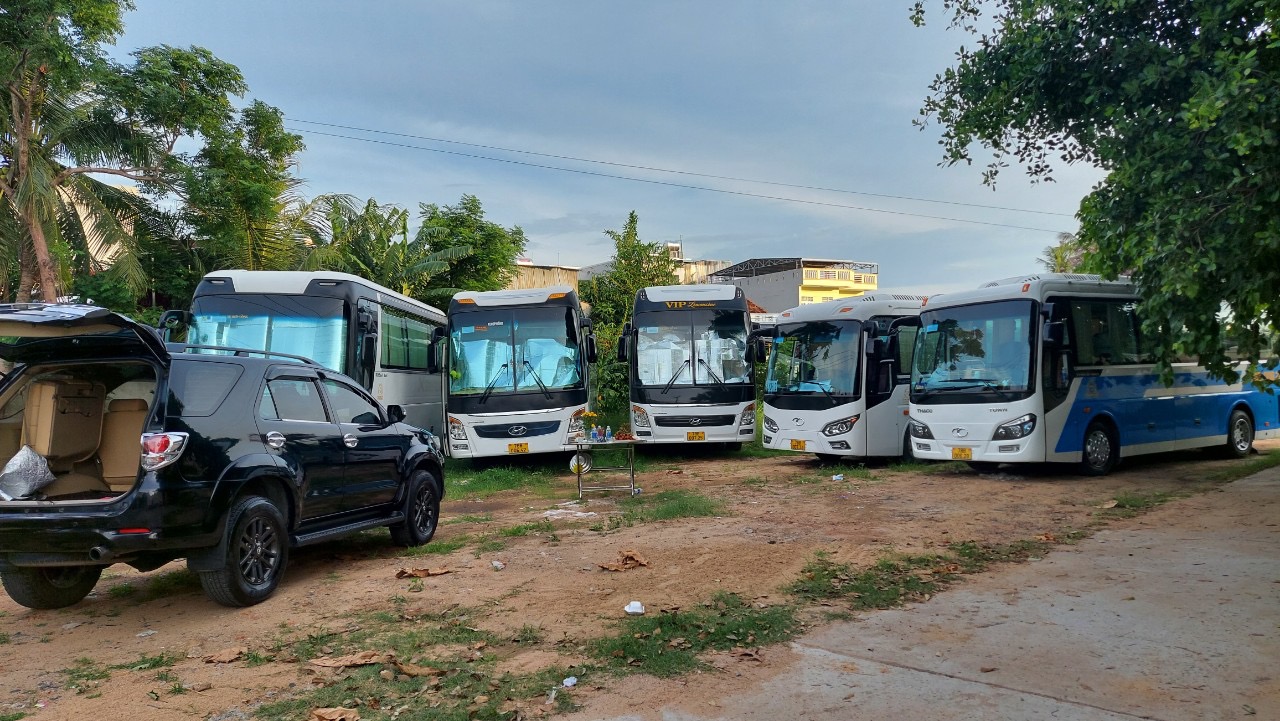 Các xe khách thuộc Công ty xe Du lịch Thành An (Khánh Hòa) đã về nằm yên tại bến bãi để chờ thông báo mới.