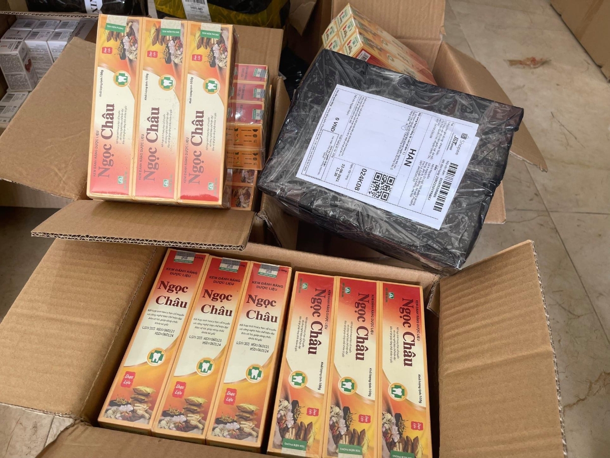 Kem đ&aacute;nh răng Ngọc Ch&acirc;u giả