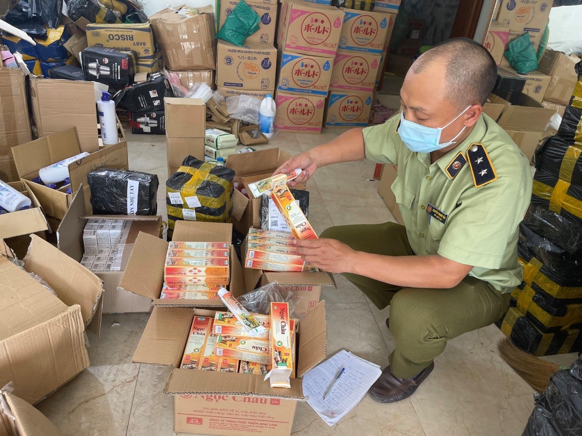 Lực lượng quản lý thị trường thu giữ kem đánh răng Ngọc Châu giả