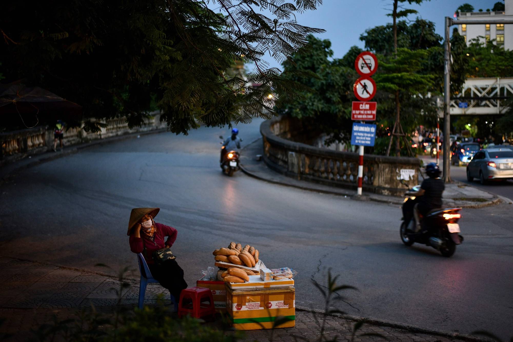 Khung cảnh vắng lặng bao phủ ngành du lịch Việt Nam cho đến tận h&ocirc;m nay v&agrave; có th&ecirc;̉ còn tiếp tục kéo dài nữa. Ảnh: Japan Times.