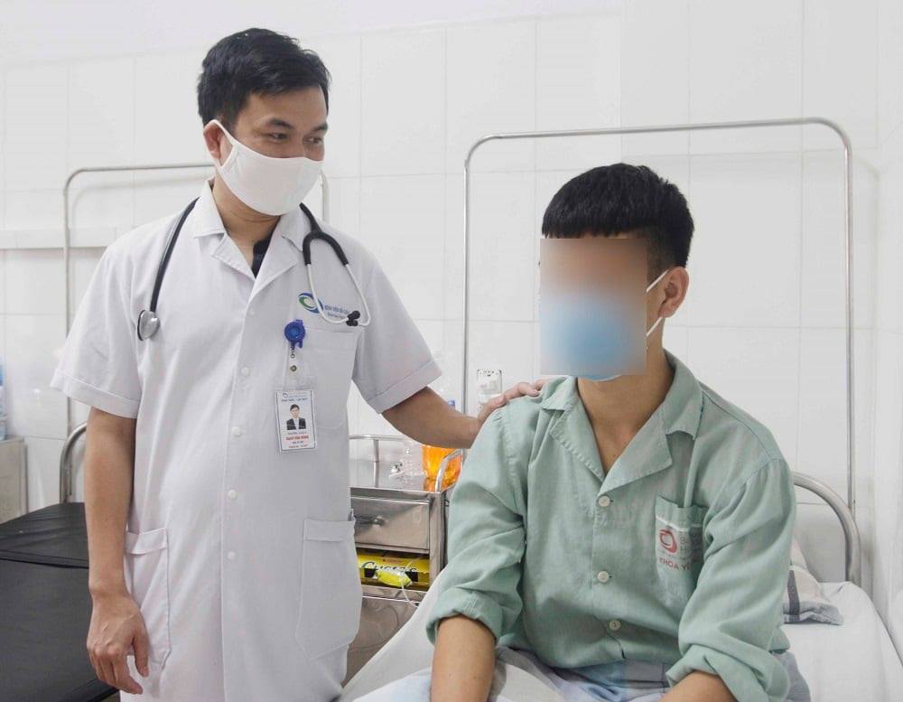 Bác sĩ CKI.Bạch Vân Đông – Trưởng Khoa Thận Lọc máu – Bệnh viện Bãi Cháy thăm khám cho người bệnh.
