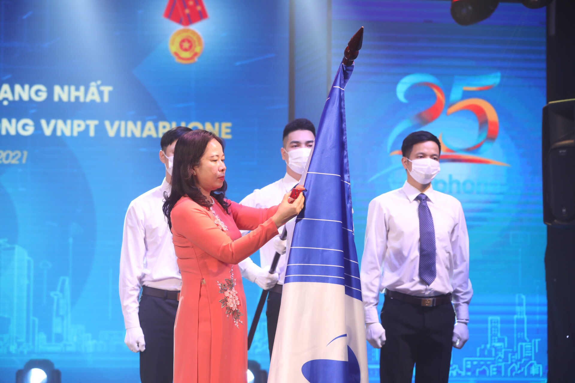 Phó Chủ tịch nước bà Võ Thị Ánh Xuân trao Huân chương Lao động hạng Nhất giai đoạn 2015-2019 cho Tổng công ty VNPT VinaPhone.