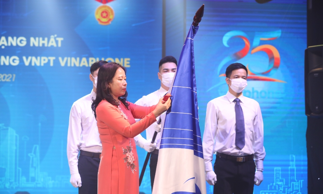 Phó Chủ tịch nước bà Võ Thị Ánh Xuân trao Huân chương Lao động hạng Nhất giai đoạn 2015-2019 cho Tổng công ty VNPT VinaPhone.