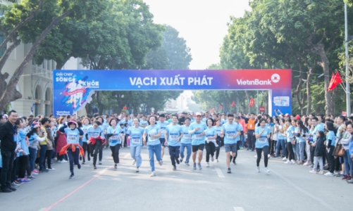 Hàng trăm khách hàng được bảo hiểm cùng giải chạy 