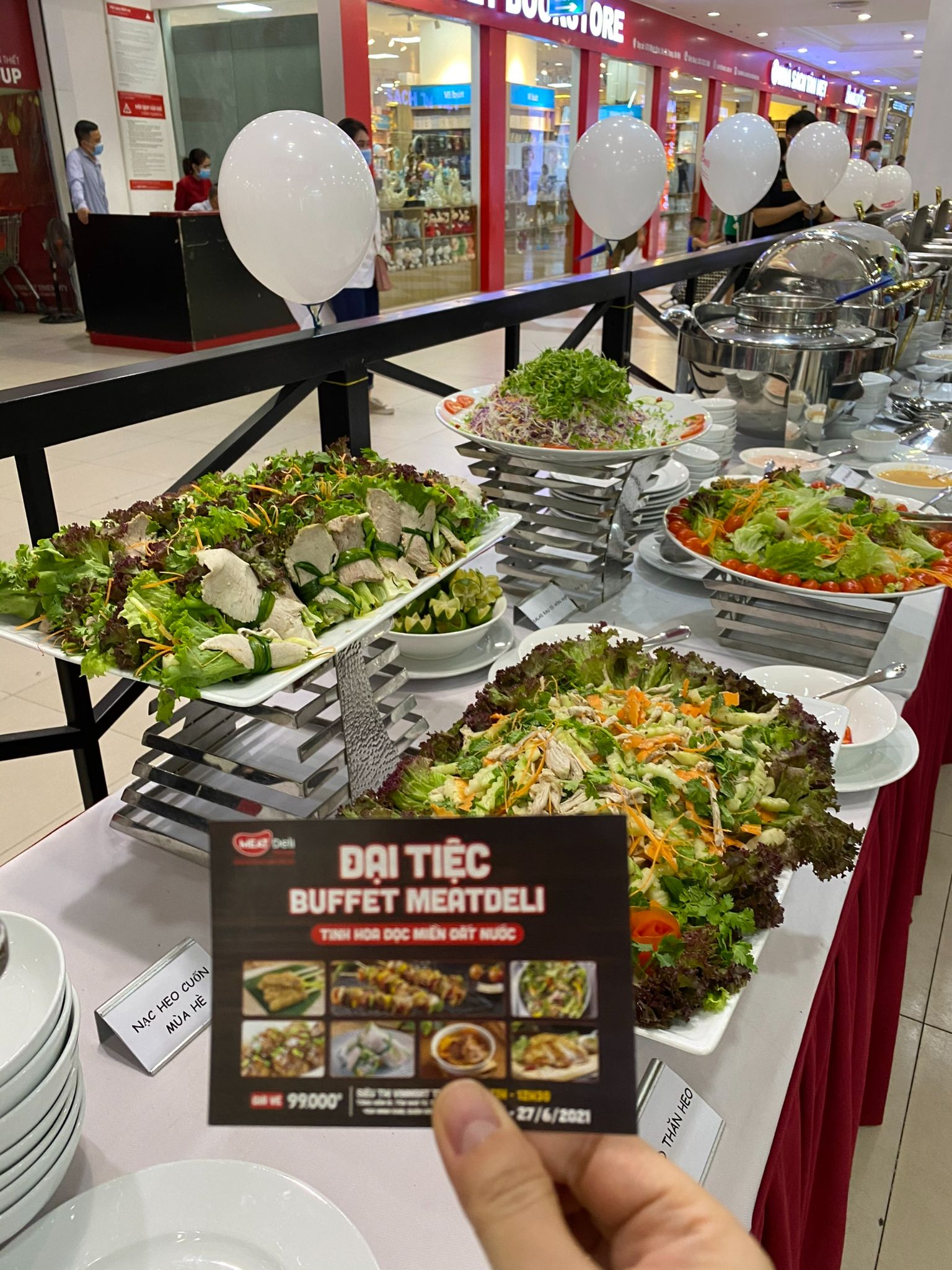 Khách hàng hào hứng chia sẻ hình ảnh tham dự sự kiện.