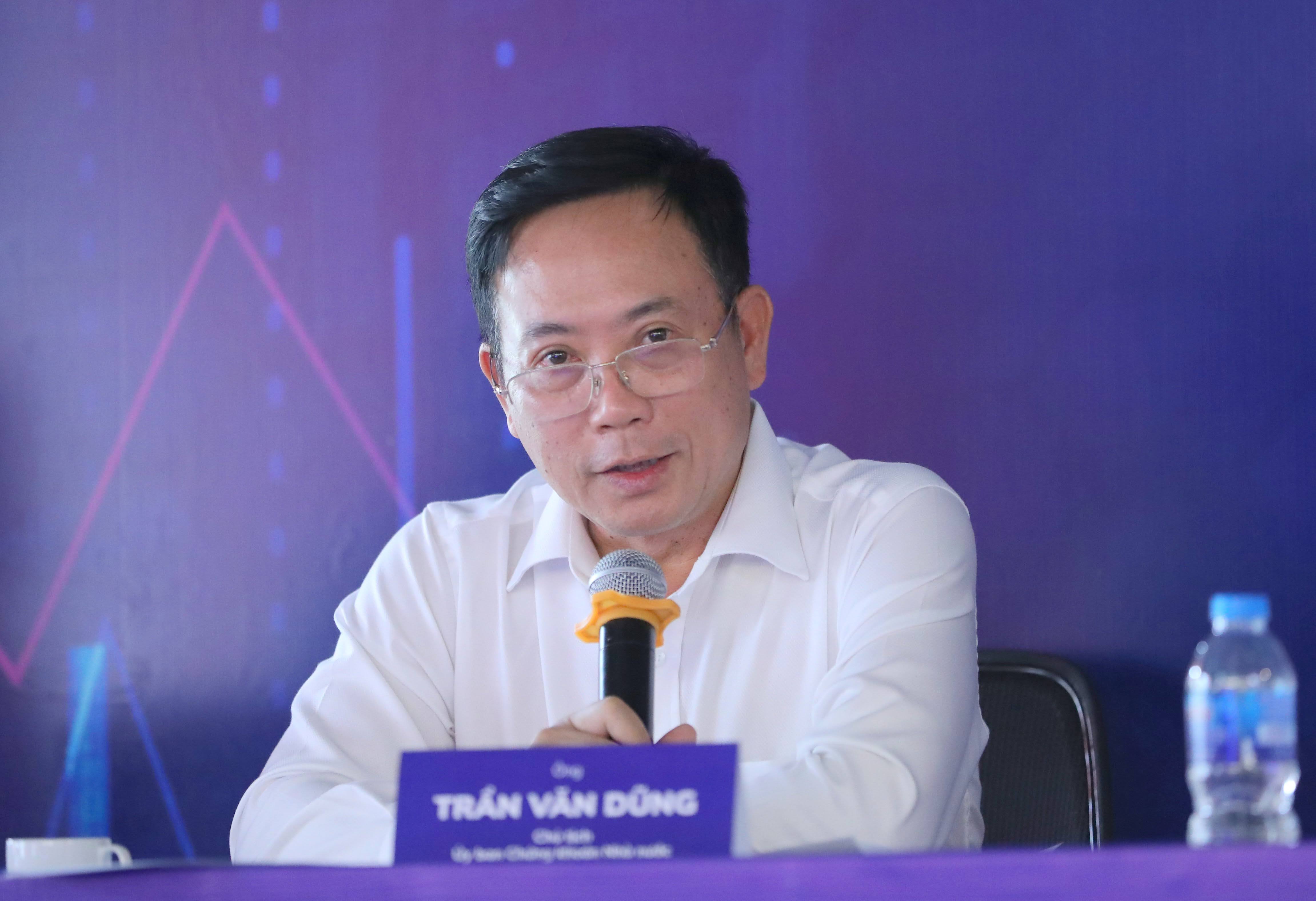 &Ocirc;ng Trần Văn Dũng cho rằng giao dịch trong ng&agrave;y phải chờ hệ thống KRX. Ảnh: Quang Ph&uacute;c.