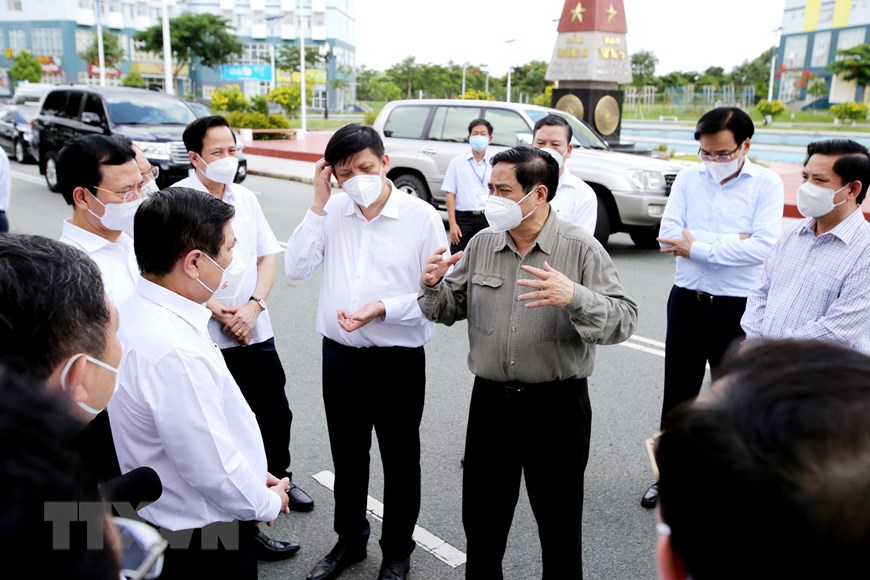 Thủ tướng Phạm Minh Chính cùng đoàn công tác làm việc với TP.HCM về công tác phòng chống dịch Covid-19 ngày 26/6. Ảnh: TTXVN. 