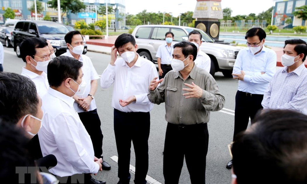 Thủ tướng Phạm Minh Chính cùng đoàn công tác làm việc với TP.HCM về công tác phòng chống dịch Covid-19 ngày 26/6. Ảnh: TTXVN.