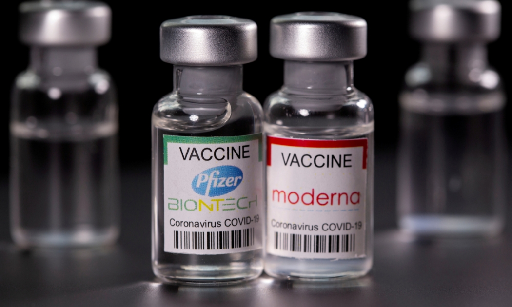 Vaccine Pfizer-BioNTech và Moderna - Ảnh: Reuters