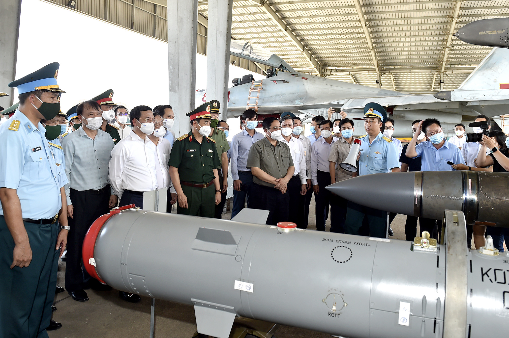 Thủ tướng Phạm Minh Ch&iacute;nh tham quan trang bị, kh&iacute; t&agrave;i của Trung đo&agrave;n Kh&ocirc;ng qu&acirc;n 935 (Ảnh VGP).