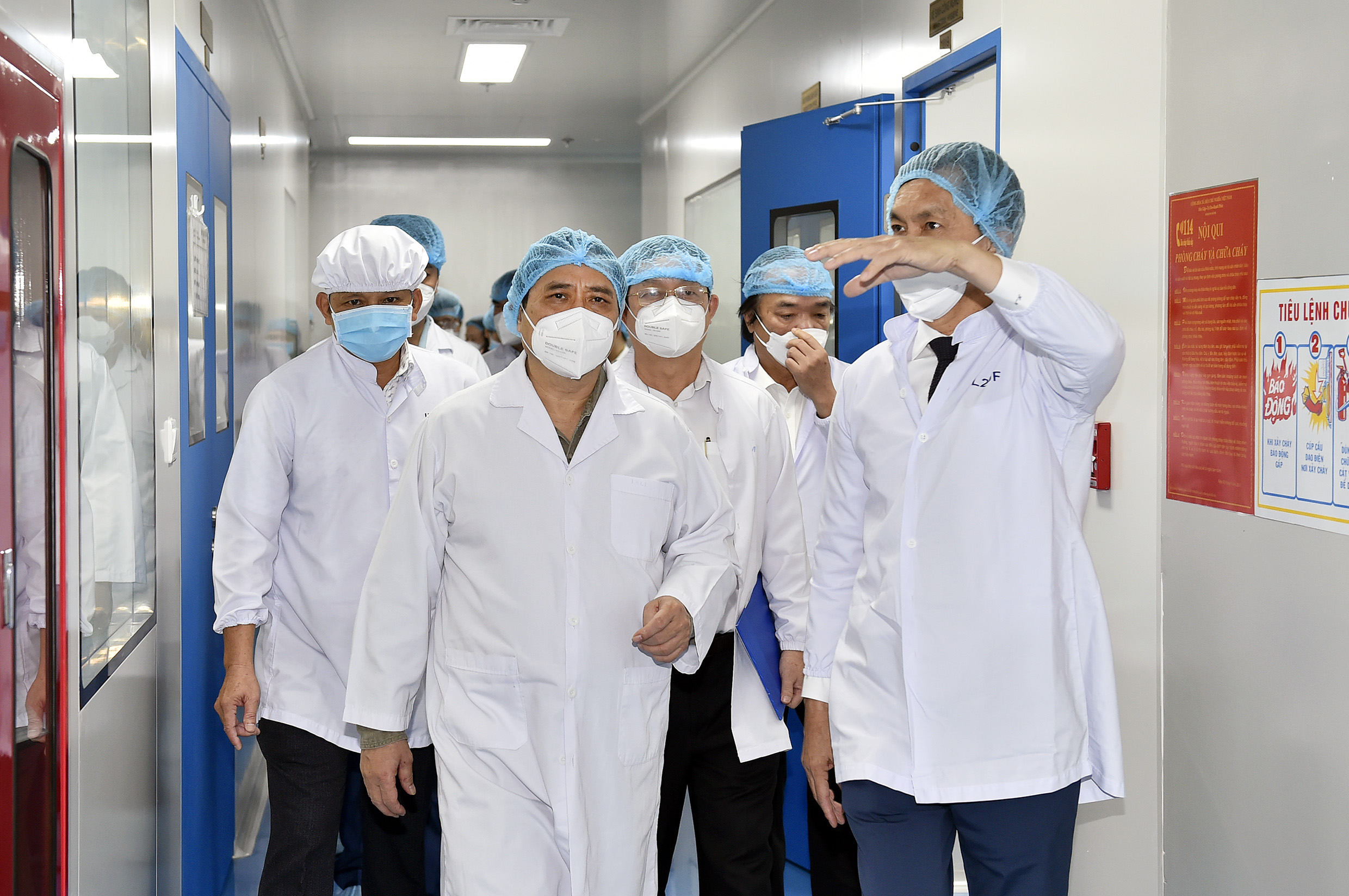 Thủ tướng thăm Công ty cổ phần công nghệ sinh học dược Nanogen-đơn vị nghiên cứu, sản xuất vaccine phòng COVID-19 Nanocovax tại khu công nghệ cao TP Hồ Chí Minh. Ảnh: VGP/Nhật Bắc.
