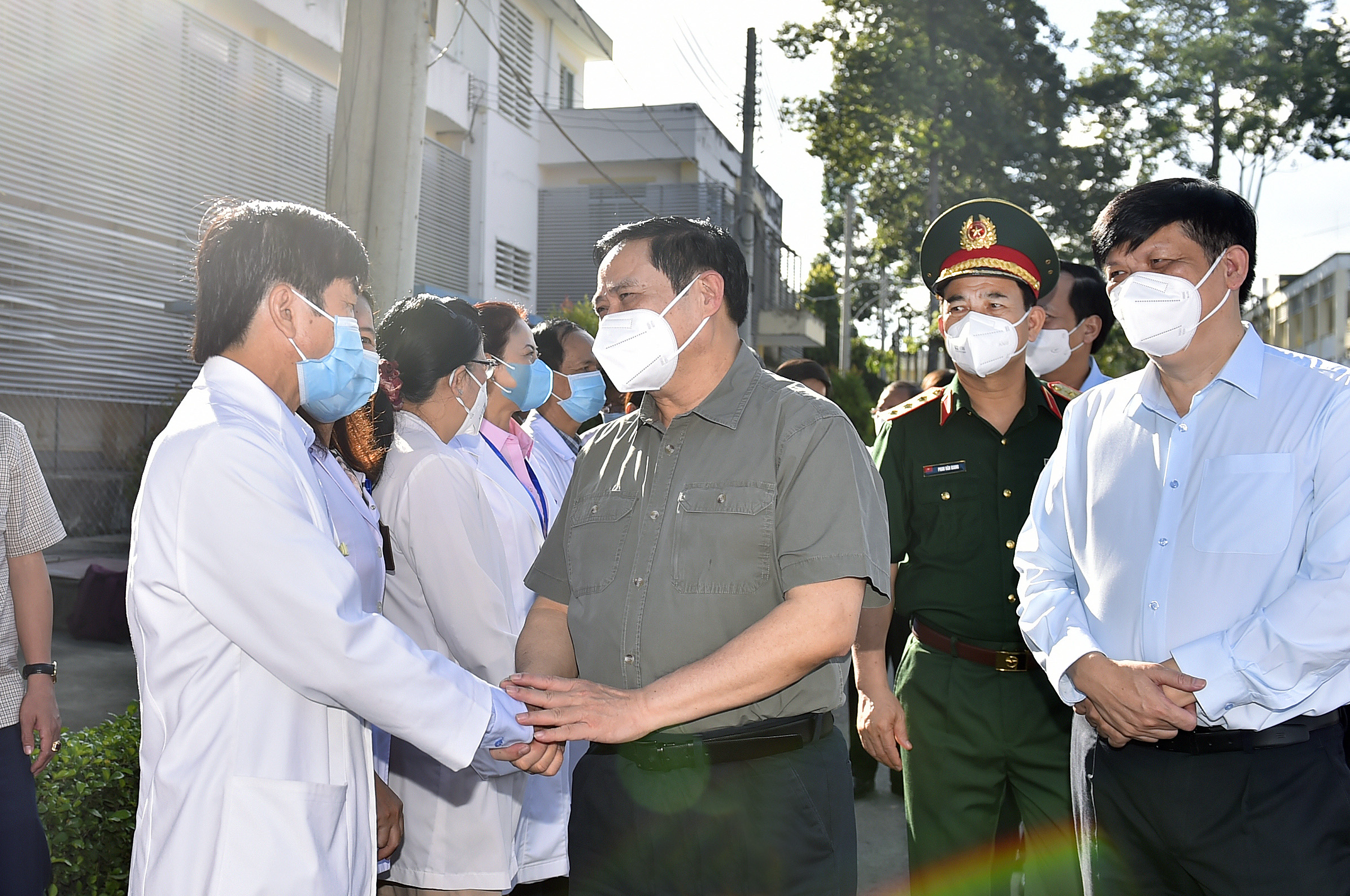Thủ tướng động viên đội ngũ cán bộ y, bác sĩ BV đa khoa tỉnh Bình Dương nói riêng và đội ngũ y, bác sĩ cả nước nói chung đang ngày đêm chiến đấu bảo vệ sức khỏe người dân. Ảnh: VGP.