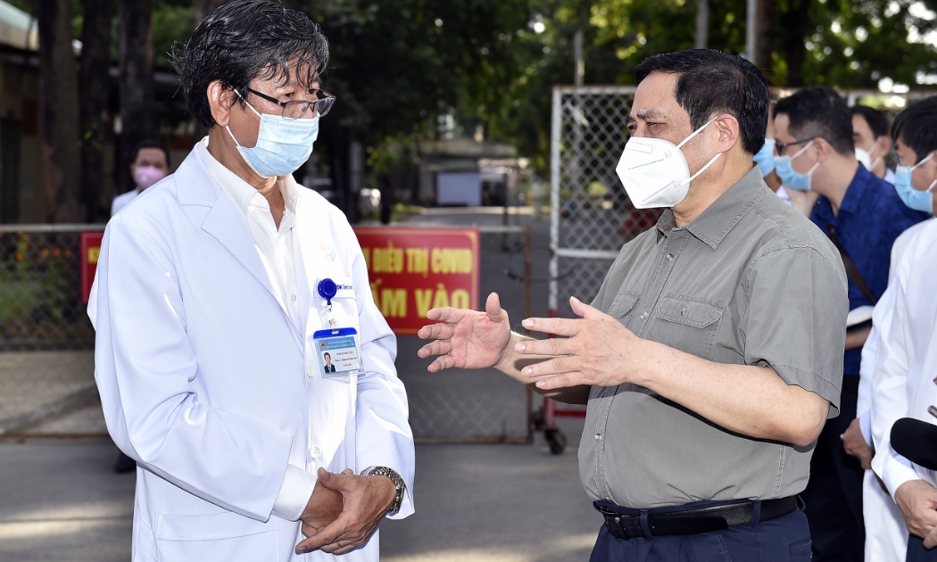 Thủ tướng Phạm Minh Chính kiểm tra khu điều trị của Bệnh viện đa khoa Bình Dương.