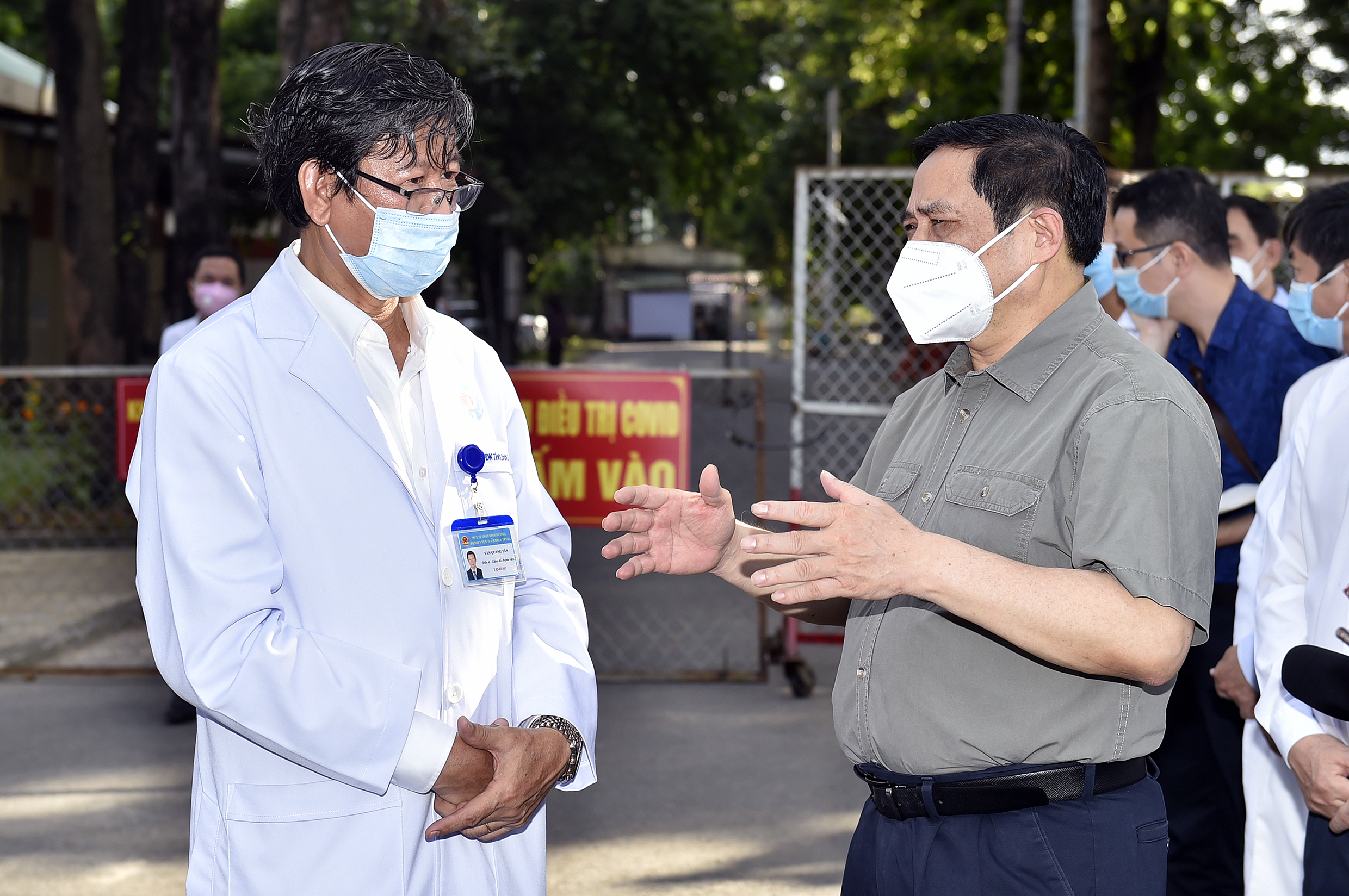 Thủ tướng Phạm Minh Chính kiểm tra khu điều trị của Bệnh viện đa khoa Bình Dương.