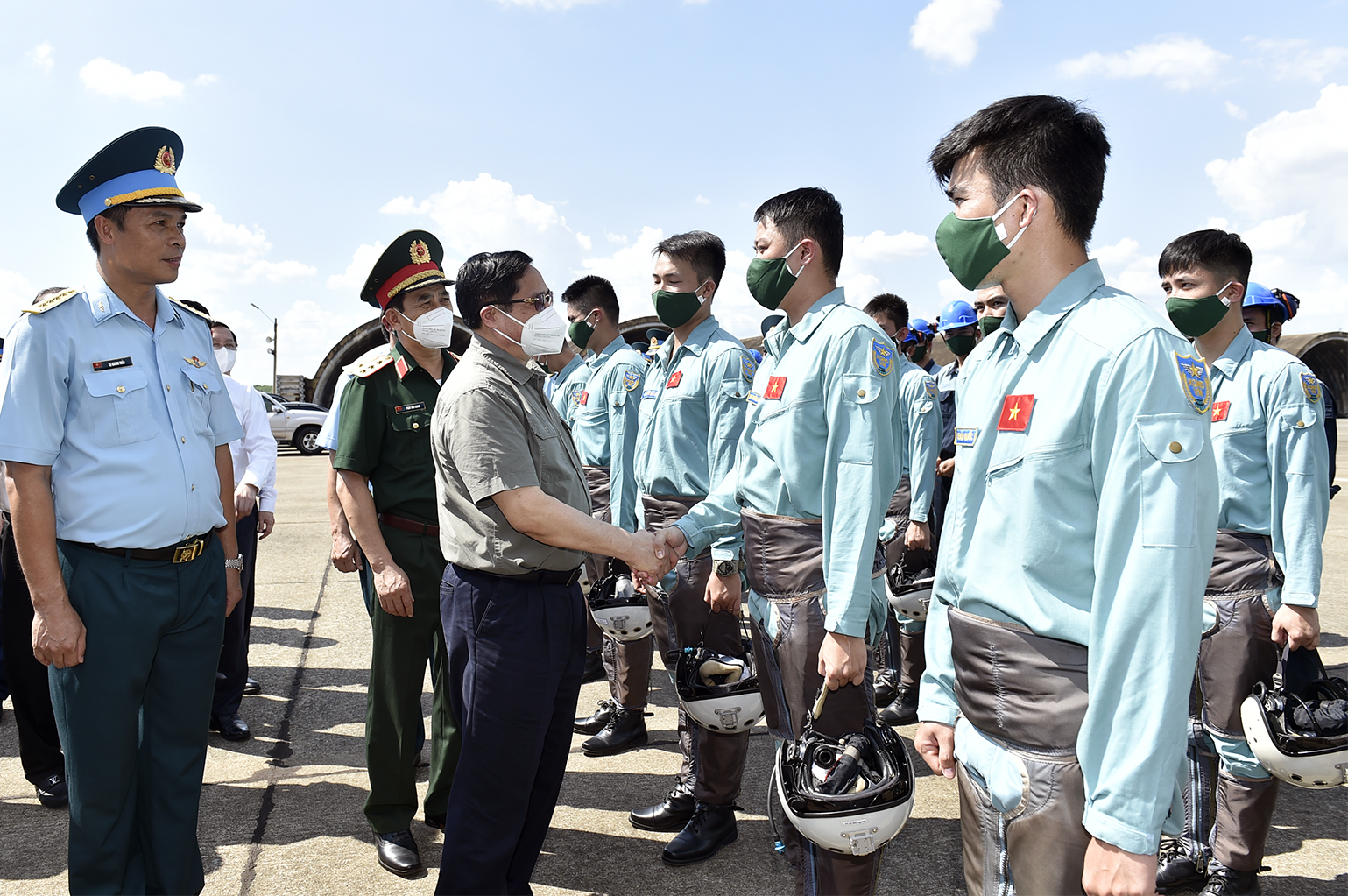 Thủ tướng và đoàn công tác đã đến thăm, động viên cán bộ, chiến sĩ Trung đoàn Không quân 935 đóng quân tại sân bay Biên Hòa, tỉnh Đồng Nai (Ảnh VGP).
