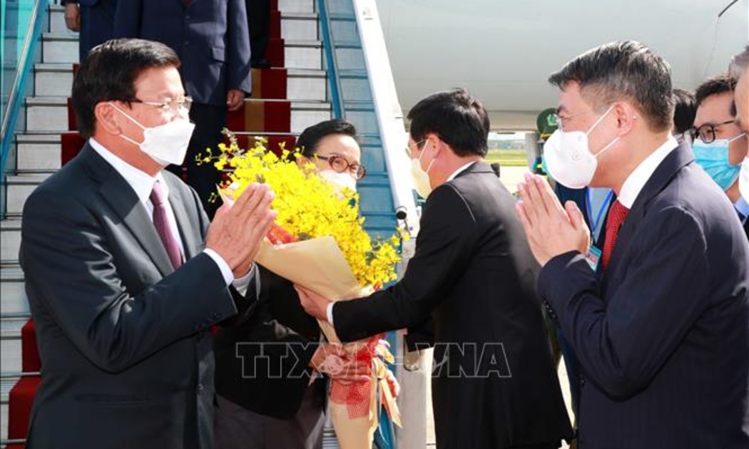 Tổng Bí thư, Chủ tịch nước Cộng hòa Dân chủ Nhân dân Lào Thongloun Sisoulith và Phu nhân cùng Đoàn đại biểu cấp cao Đảng và Nhà nước Lào tới sân bay Nội Bài - Ảnh: TTXVN