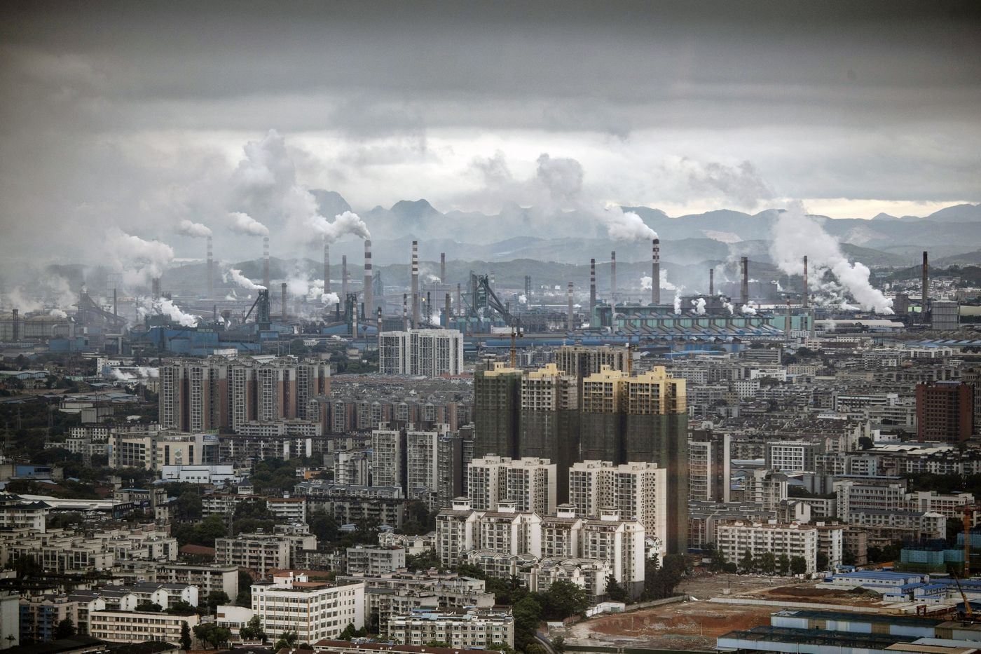 Một khu tổ hợp c&ocirc;ng nghiệp nặng tại Liễu Ch&acirc;u - Ảnh: Bloomberg