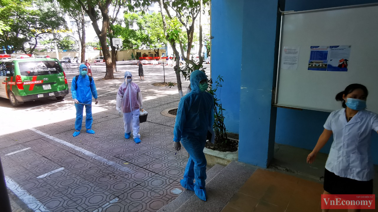 Ngay lập tức, lực lượng y tế quận sẽ c&oacute; mặt tiến h&agrave;nh phun khử khuẩn những nơi th&iacute; sinh đ&atilde; tới. B&ecirc;n cạnh đ&oacute;, c&aacute;n bộ y tế tiếp tục kiểm tra lại c&aacute;c yếu tố dịch tễ với th&iacute; sinh.