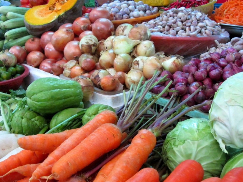 Tại các chợ d&acirc;n sinh,&nbsp;gi&aacute; c&aacute;c loại rau tăng &iacute;t nhất 30% so với khoảng nửa th&aacute;ng trước.