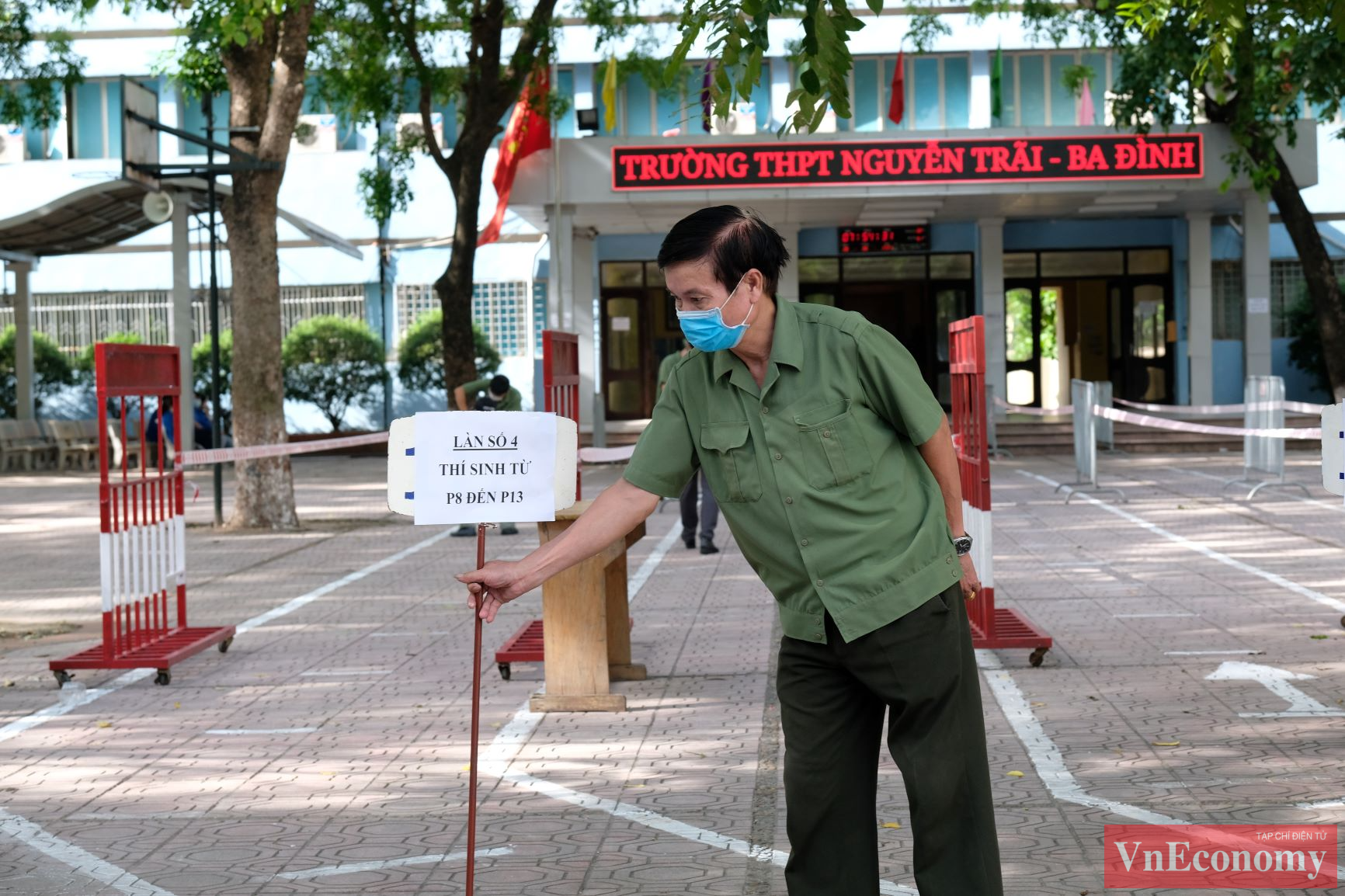 Trong buổi sáng diễn tập, các điểm thi đều tiến hành căng dây, kẻ vạch phục vụ cho công tác phân luồng thí sinh vào và ra khỏi điểm thi.