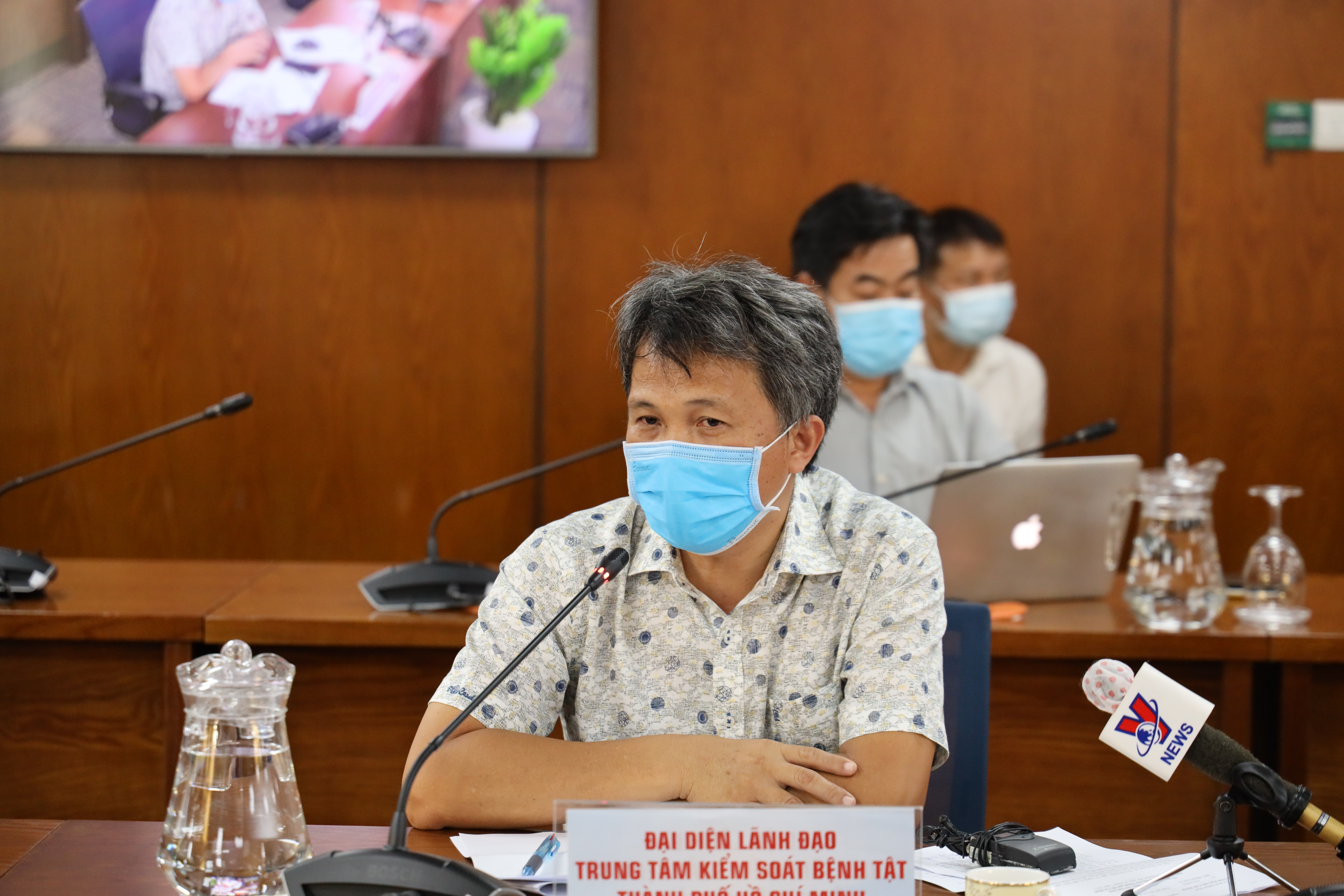 Phó Giám đốc Trung tâm Kiểm soát bệnh tật TP.HCM Phan Thanh Tâm trao đổi tại cuộc họp