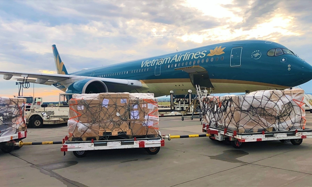 Vietnam Airlines tháo dỡ 190.000 bộ kit xét nghiệm Covid-19 do Đức tài trợ tại sân bay Nội Bài.