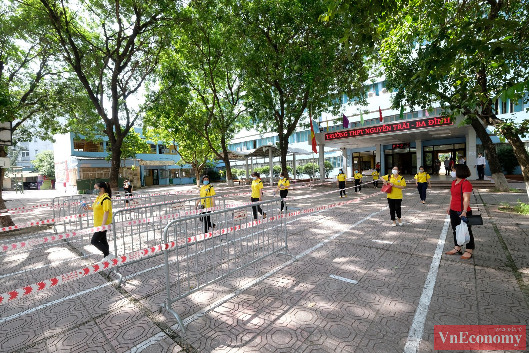 Cũng giống như kỳ thi vào lớp 10, thành phố Hà Nội tiến hành phân luồng thí sinh ngay từ ngoài mỗi điểm thi đồng thời bố trí khu vực thuận lợi để phụ huynh chờ đón thí sinh trong thời gian tổ chức kỳ thi.