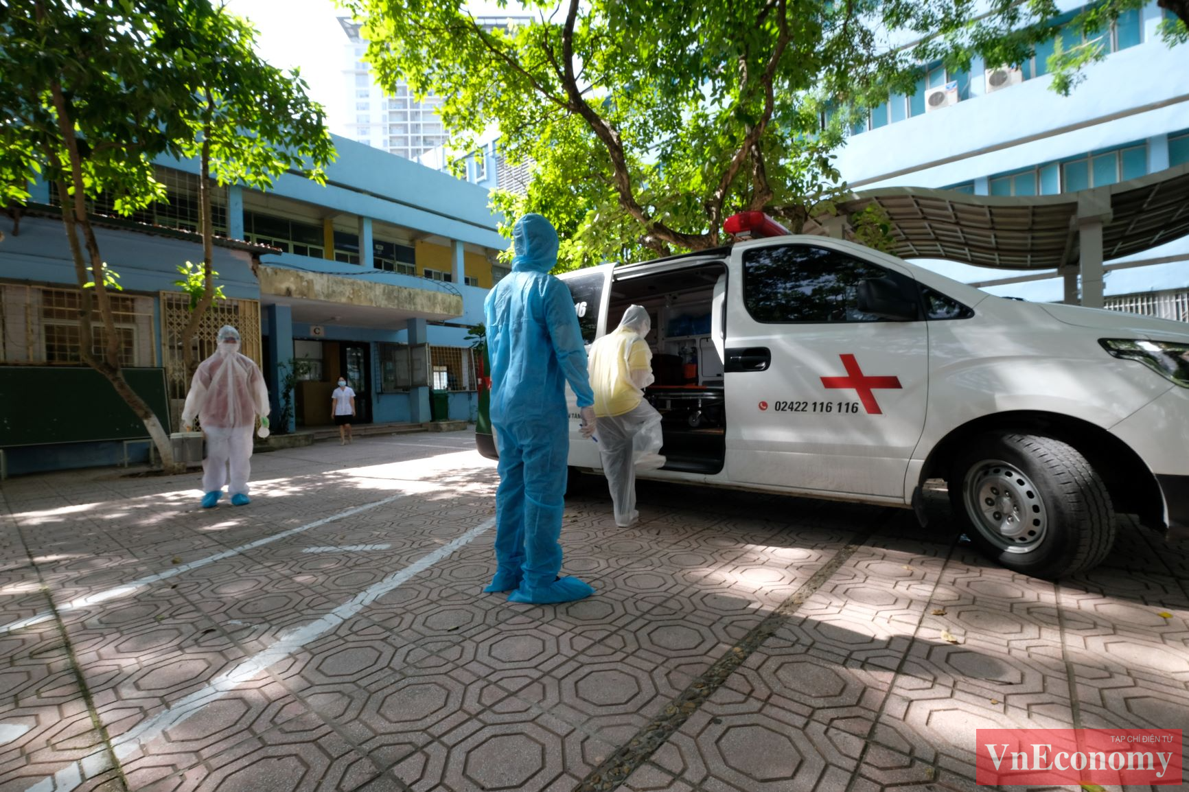 Sau khi thăm kh&aacute;m, c&aacute;n bộ y tế sẽ kết luận th&iacute; sinh c&oacute; yếu tố dịch tễ, sẽ b&aacute;o c&aacute;o ngay cho đội y tế quận.&nbsp;Th&iacute; sinh sau đ&oacute; sẽ được mặc &aacute;o bảo hộ, di chuyển khỏi điểm thi tới khu c&aacute;ch ly.