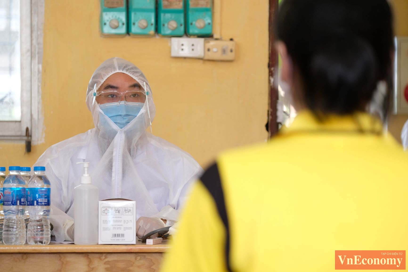 Trường hợp thí sinh có thân nhiệt bình thường được vào ngay các phòng thi theo quy định. Thí sinh có thân nhiệt cao hơn mức bình thường dự thi tại phòng thi dự phòng; thí sinh đang dự thi nếu có biểu hiện ho, sốt, khó thở được chuyển đến phòng y tế.