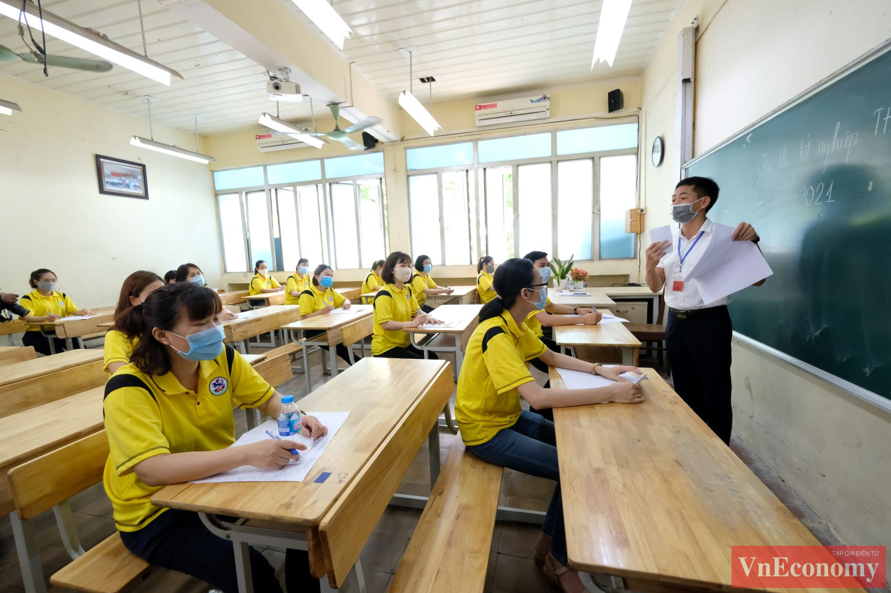 Kh&ocirc;ng để th&iacute; sinh, c&aacute;n bộ, gi&aacute;o vi&ecirc;n, nh&acirc;n vi&ecirc;n diện F0, F1, F2 v&agrave; trong khu vực phong tỏa tham dự kỳ thi; kh&ocirc;ng bật điều h&ograve;a, th&iacute; sinh phải đeo khẩu trang khi l&agrave;m b&agrave;i&nbsp;thi... l&agrave; những điểm mới trong kỳ thi tốt nghiệp THPT năm nay.