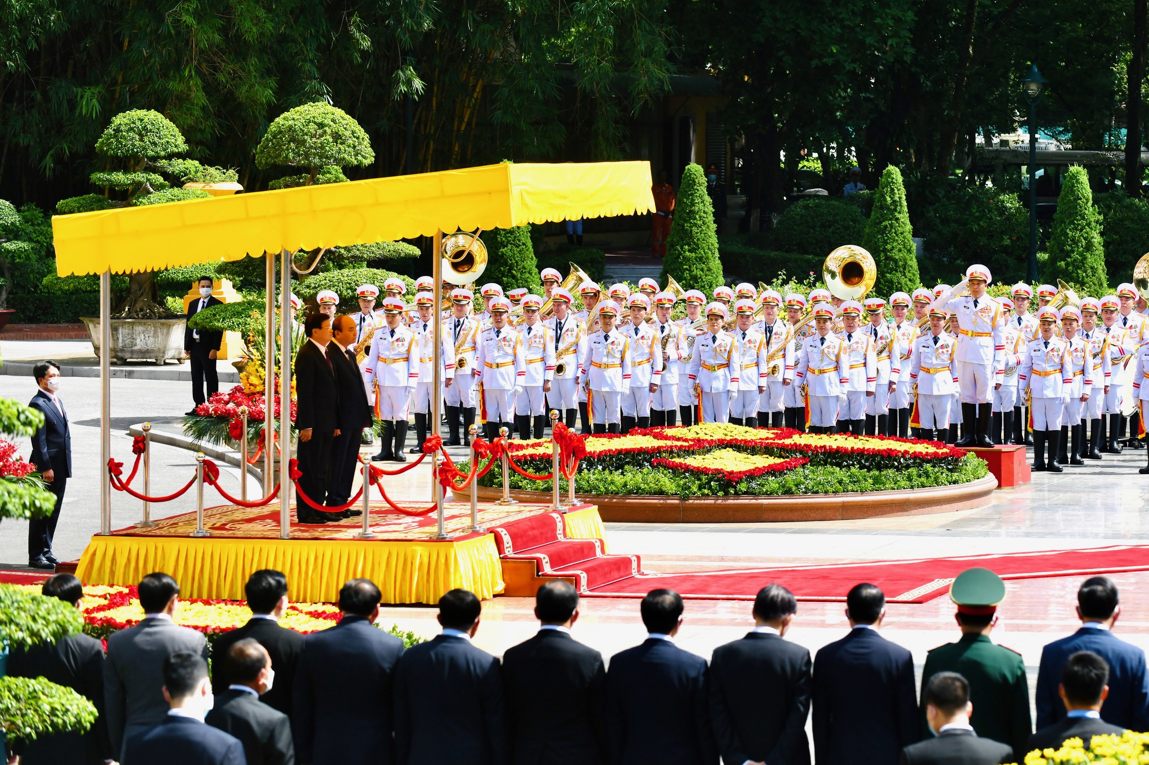 Quân nhạc cử quốc thiều hai nước - Ảnh: VGP.