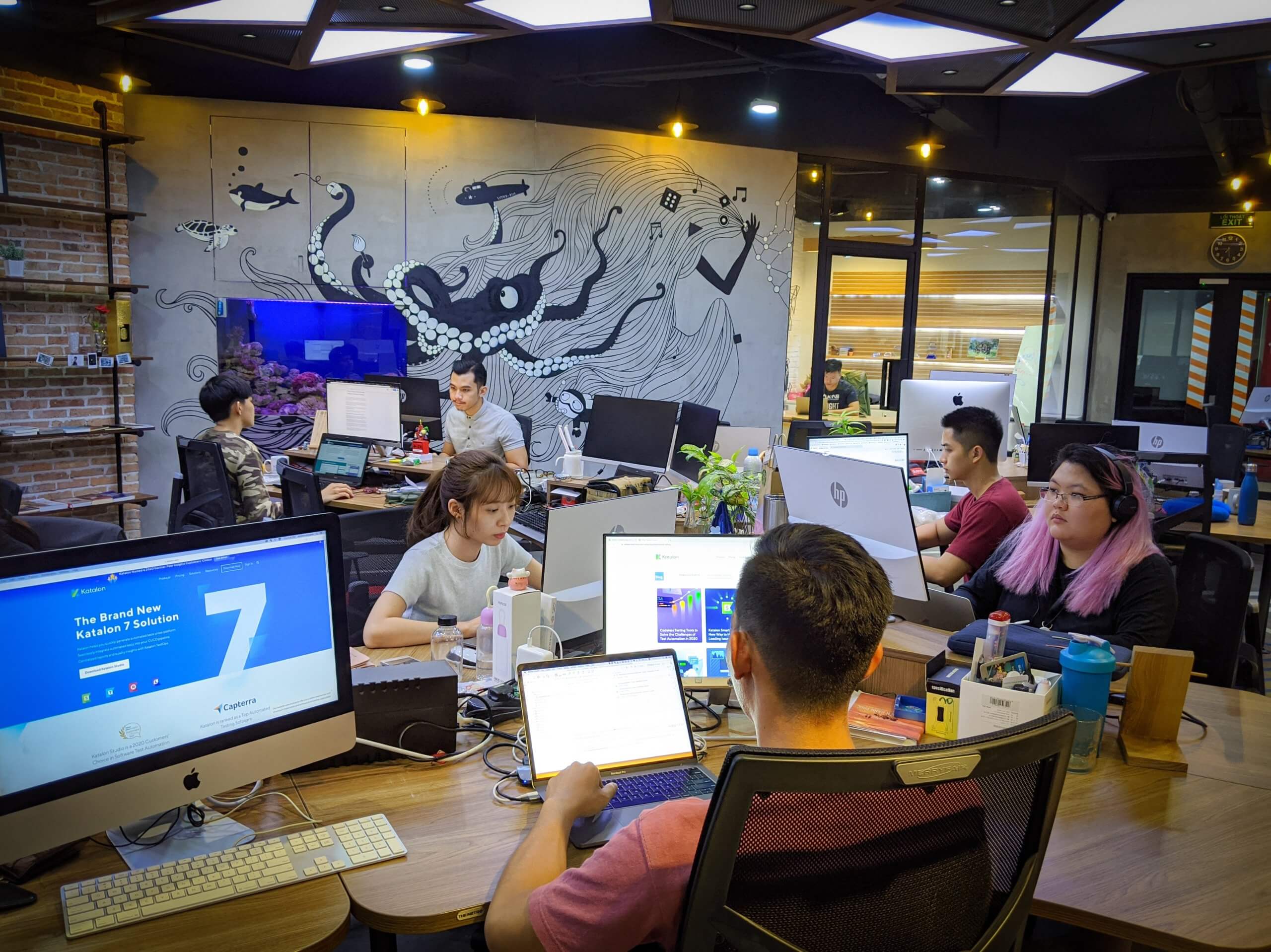 Các chuyên gia kiểm thử phần mềm làm việc tại văn phòng Katalon TP.HCM.