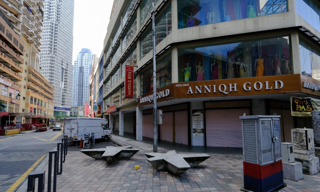 Đường phố ở thủ đô Kuala Lumpur của Malaysia vắng ngắt vì phong toả chống Covid hôm 1/6 - Ảnh: Bloomberg.