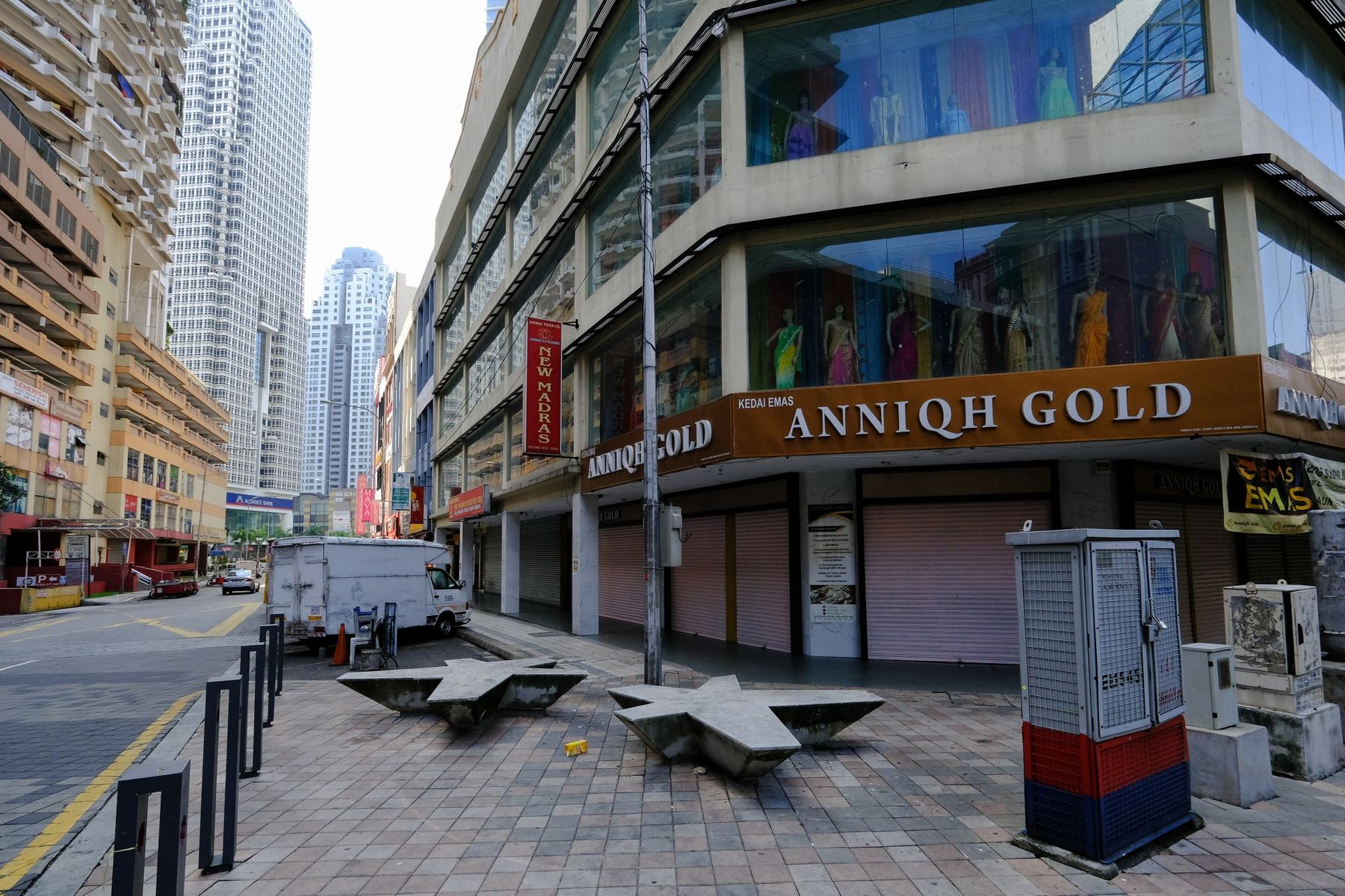 Đường phố ở thủ đô Kuala Lumpur của Malaysia vắng ngắt vì phong toả chống Covid hôm 1/6 - Ảnh: Bloomberg.