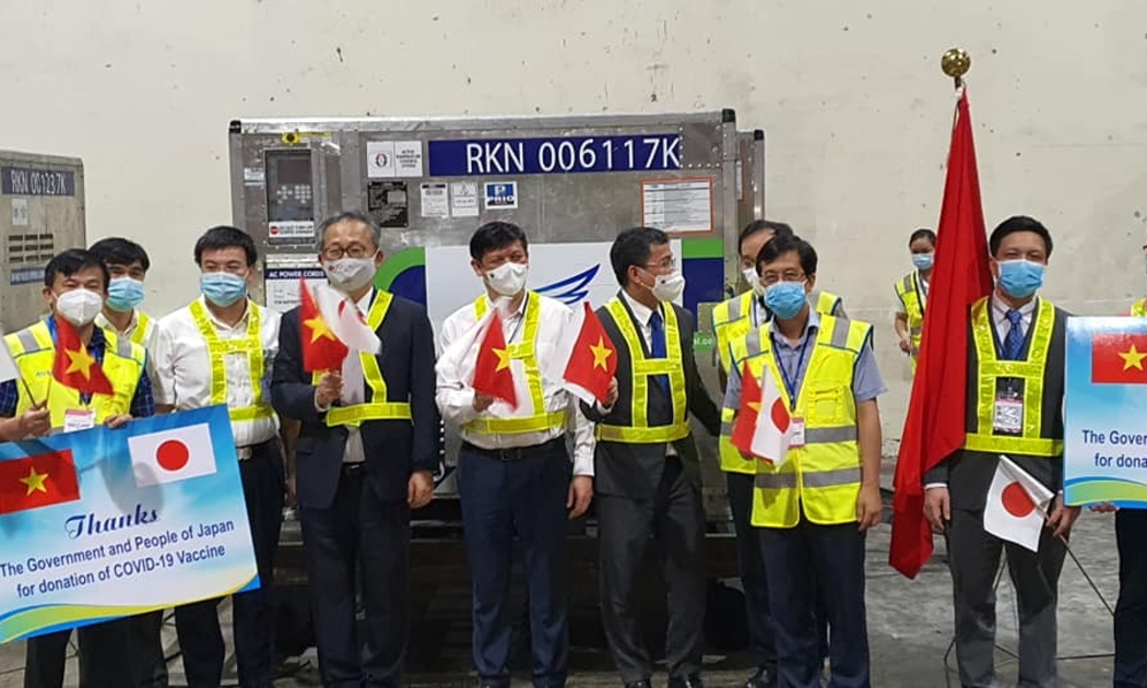 Việt Nam tiếp nhận lô vaccine gần 1 triệu liều phòng Covid-19 của Chính phủ Nhật Bản trao tặng đêm 16/6.