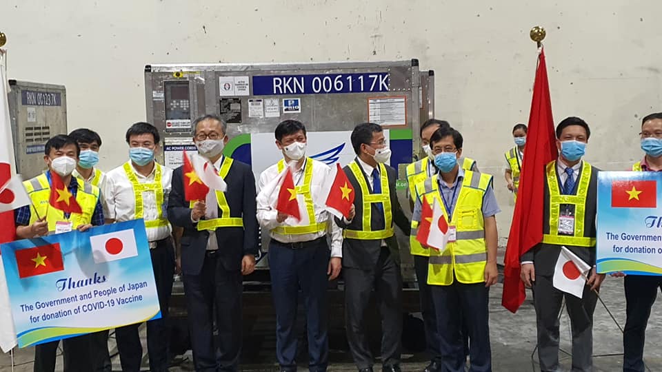 Việt Nam tiếp nhận lô vaccine gần 1 triệu liều phòng Covid-19 của Chính phủ Nhật Bản trao tặng đêm 16/6.